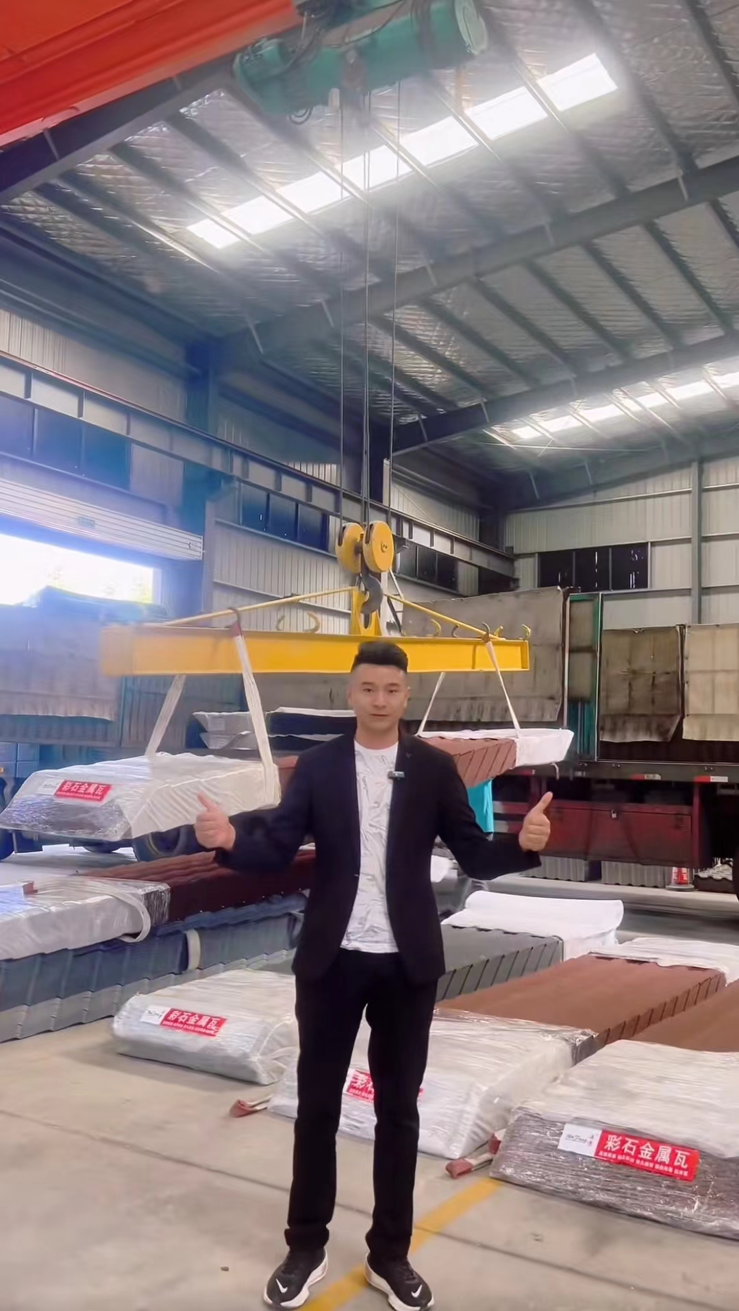 880型彩石金屬瓦發(fā)貨現場